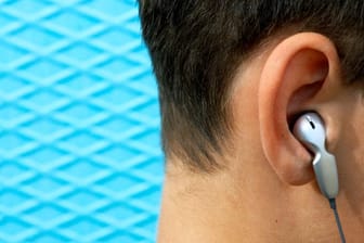 Ohrenschmalz: In-ear-Kopfhörer können Schmalzpropfen verursachen.