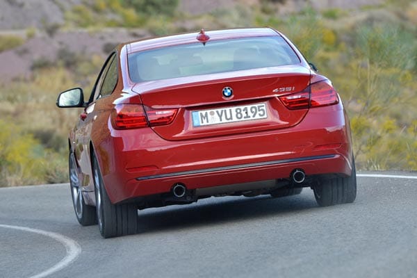 Breit, aber keinesfalls behäbig wirkt das neue BMW 4er Coupé in der Heckansicht.