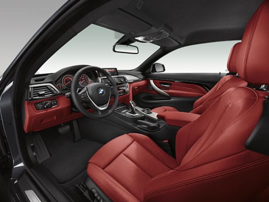 Ein nobles Ambiente zeigt der Innenraum. Wie üblich, hat BMW auch das neue 4er Coupé mit neuester Technik bestückt: Unter anderem gibt es Head-Up-Display und einen Fahrassistent, der vor Kollisionen mit Fußgängern warnt.