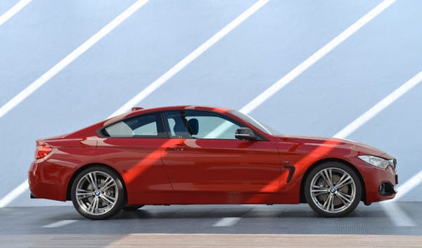 Gerade in der Seitenansicht bietet das BMW 4er Coupé eine sehr gefällige Linienführung. Ab dem 5. Oktober 2013 wird das Modell bei den Händlern stehen.