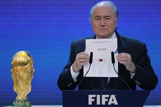 FIFA-Präsident Joseph Blatter präsentierte 2010 Katar als Ausrichter.