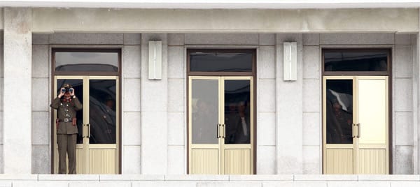 Ein nordkoreanischer Soldat beobachtet den Süden.