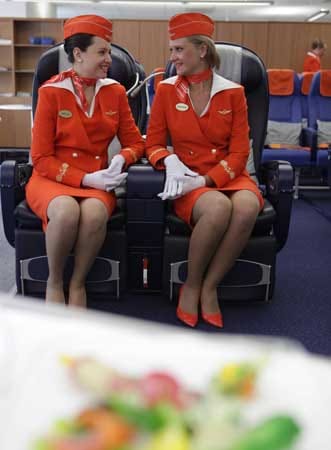 Aeroflot: Die Flugbegleiterinnen tragen rote Kostüme mit taillierten, zweireihig geknöpften Jacken. Dazu hochhackige rote Schuhe und ein Käppi. Dieses Outfit kommt so gut an, dass die Fluglinie bei einer aktuellen Umfrage von Skyscanner zu "Europe's most stylish airline" gekürt wurde.