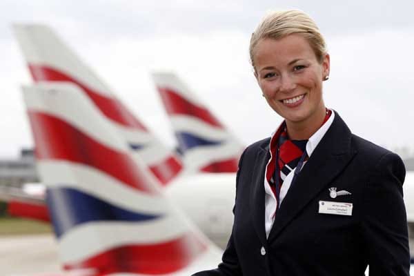 British Airways: Im Mode-Ranking belegte die Airline den zweiten Platz. Die Uniformen sind klassisch geschnitten und verzichten auf modischen Schnickschnack. Dazu werden Halstücher in den Airline-Farben Rot, Weiß, Blau getragen.