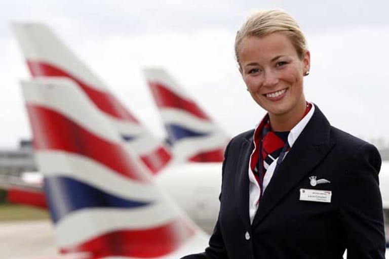 Die Schicksten Stewardess Uniformen   British Airways Im Mode Ranking Belegte Die Airline Den Zweiten Platz Die Uniformen Sind Klassisch Geschnitten Und Verzichten Auf Modischen Schnickschnack Dazu Werden Halstuecher In Den Airline Farben Rot Weiss Blau Getragen 