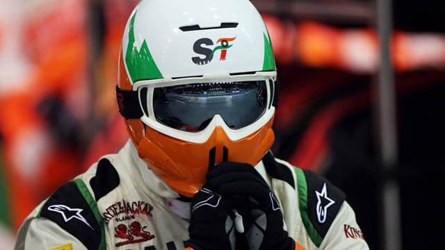 Formel-1-Mechaniker arbeiten nicht umsonst in Schutzkleidung.