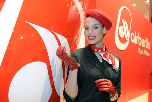 Air Berlin: Seit 2007 tragen die über 3300 Stewardessen und Stewards der Airline Uniformen, die von der Modeschöpferin Jette Joop entworfen wurden. Die Uniformen des Cockpit- und Kabinenpersonals sind in dunkelblau gehalten und heben sich mit roten Accessoires, wie Handschuhen oder Tüchern von der Kleidung anderer Airlines ab.