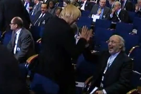 Claudia Roth beim strittigen "High Five"