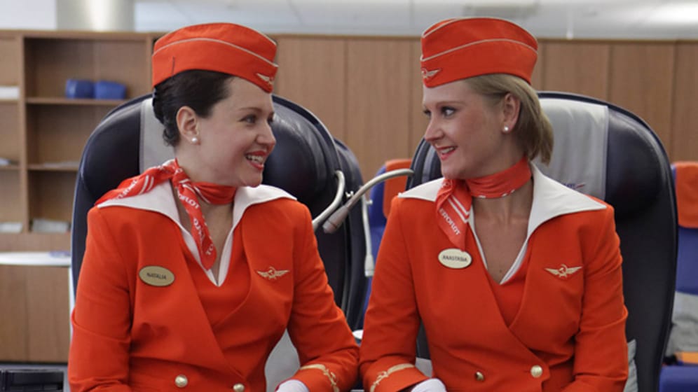 Diese Stewardessen-Outfits finden Passagiere toll.