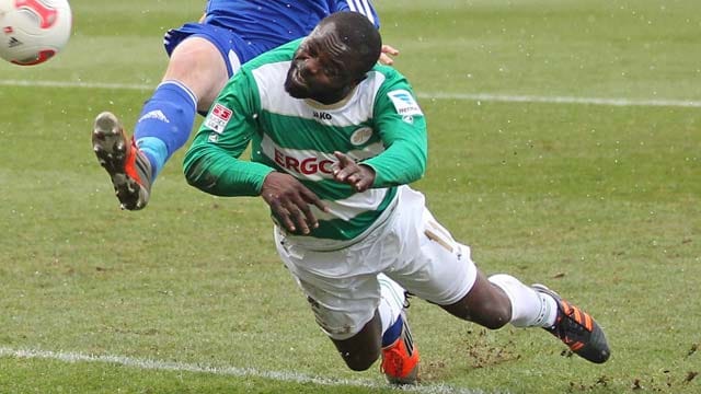 Gerald Asamoah erlitt nach der Bundesliga-Partie gegen den VfL Wolfsburg einen allergischen Schock. Gerald Asamoah erlitt nach der Bundesliga-Partie gegen den VfL Wolfsburg einen allergischen Schock.