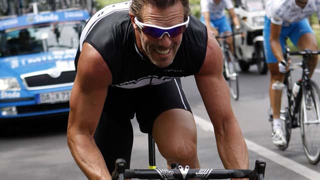 Mario Cipollini am Rande des Giro di Italia 2009 auf seinem Rad.