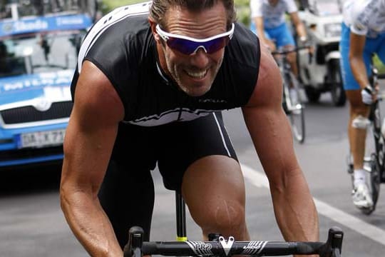 Mario Cipollini am Rande des Giro di Italia 2009 auf seinem Rad.