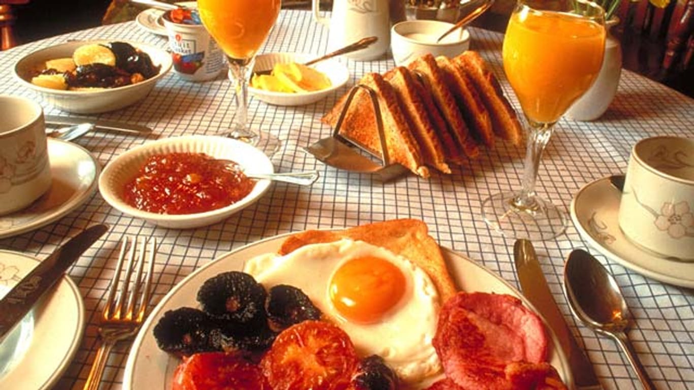 Würstchen, Speck, Ei und gegrillte Tomaten sind nur ein Gang eines Englischen Frühstücks.