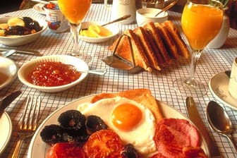Würstchen, Speck, Ei und gegrillte Tomaten sind nur ein Gang eines Englischen Frühstücks.