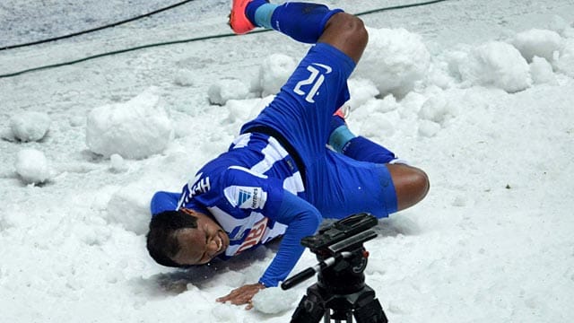 Das hat weh getan: Ronny rutscht beim Torjubel im Schnee aus. Das hat weh getan: Ronny rutscht beim Torjubel im Schnee aus.
