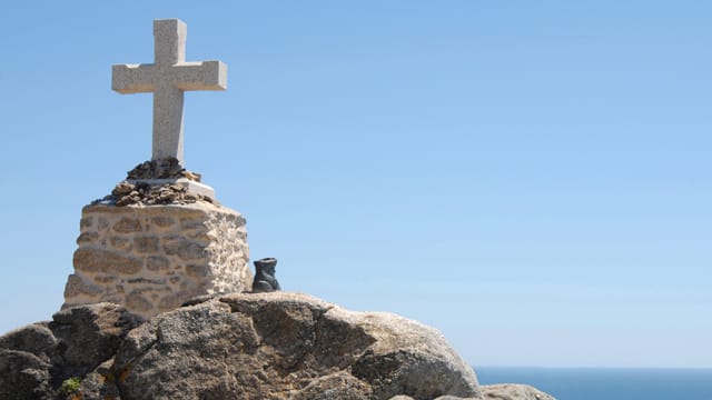 In Spanien angekommen, führt der E3 auf weiten Teilen parallel zum bekannten Jakobsweg nach Santiago. Am Kap Finisterre, im Mittelalter als das Ende der Welt bekannt, enden beide Wege.