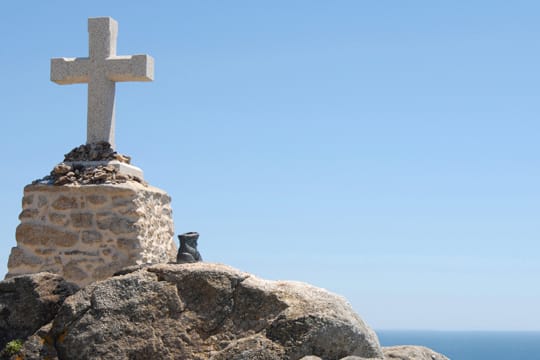 In Spanien angekommen, führt der E3 auf weiten Teilen parallel zum bekannten Jakobsweg nach Santiago. Am Kap Finisterre, im Mittelalter als das Ende der Welt bekannt, enden beide Wege.