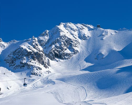 Die Gondel fährt hinauf auf den höchsten Gipfel der 4 Vallées. Der Weg hinunter vom Mont Fort (3328 Meter) ist steil, oft von hohen Buckeln übersät und nur etwas für Könner.
