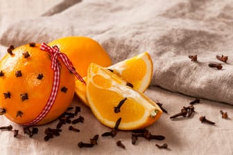 Das Dekorieren mit Gewürznelken gehört zur Winterzeit einfach dazu. In Kombination mit Orangen verleihen sie jeder winterlichen Tischdekoration einen ganz besonderen Charme.