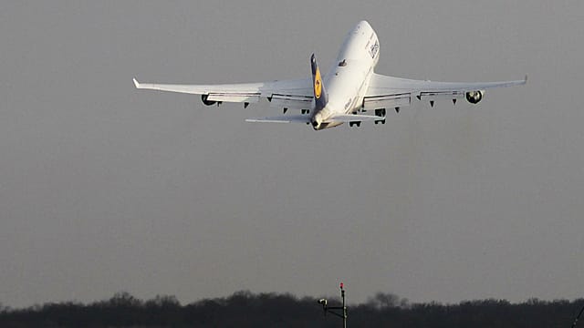 Gericht entscheidet: Keine unverbindlichen Flugzeiten im Kleingedruckten.