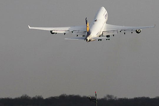 Gericht entscheidet: Keine unverbindlichen Flugzeiten im Kleingedruckten.