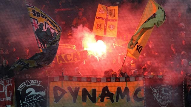 Dresdner Fans zünden während eines Spiels Bengalos.