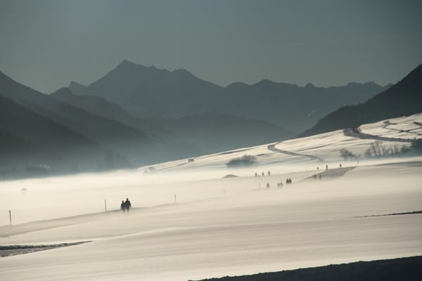 Winterwanderung im verschneiten Hochtal von Obergoms.