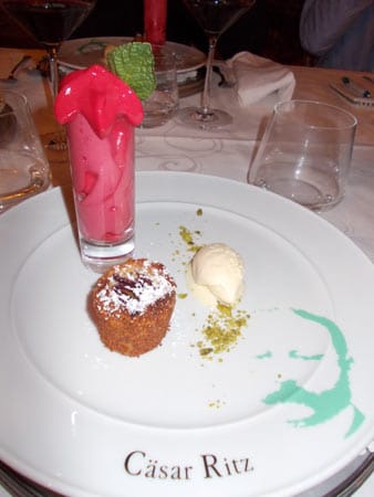 Das Dessert eines Cäsar-Ritz-Menüs. Mehrere Restaurants der Region Obergoms bieten Spezialitäten in der Tradition von Hotellegende Ritz an.