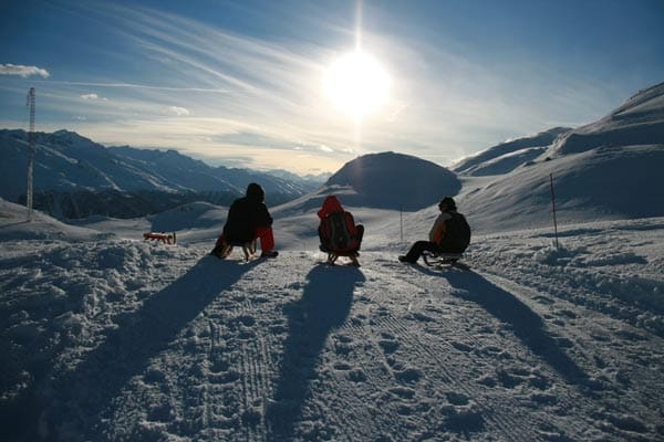 "Schlitteln" nennen die Schweizer die Abfahrt mit dem Geschoss auf Kufen. Vom 2165 Meter hohen Grimselpass aus macht es besonders bei Sonnenschein gute Laune.