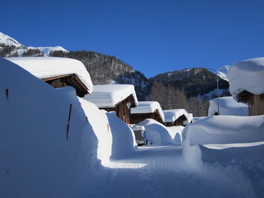 Tief verschneit ist hier der Ort Oberwald in der Walliser Region Obergoms.