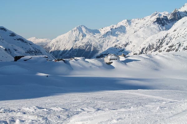 Wer im Winter zu Fuß das auf 2165 Meter Höhe liegende Hotel "Grimselblick" erreicht, kann stolz auf seine Leistung sein. Weniger schweißtreibend ist die Anfahrt mit dem Pistenbully.