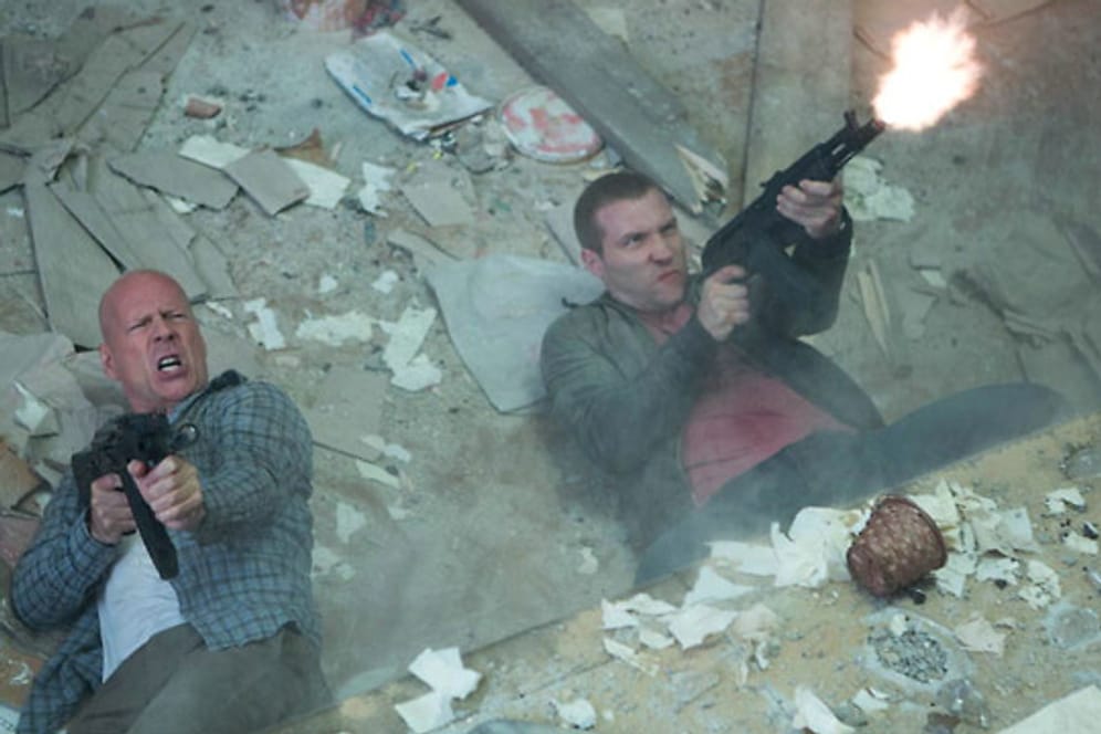 Als ob ein McClane nicht schon schlimm genug wäre: John (Bruce Willis) und Jack (Jai Courtney) nehmen Moskau auseinander.