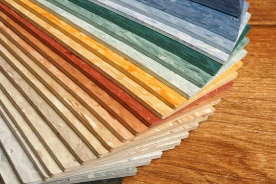Linoleum ist ein umweltfreundliches Naturprodukt: Es wird aus einer Mischung aus Leinöl, Holz- oder Korkmehl, Naturharzen, Kalkstein, Jute und Pigmenten hergestellt und besteht damit ausschließlich aus nachwachsenden Rohstoffen.