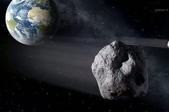 Ein Screenshot aus der illustrierenden Computeranimation eines Videos zeigt den Vorbeiflug des "2012 DA14" an der Erde.