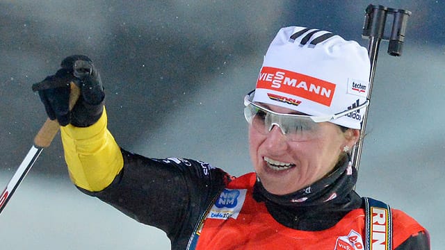 Andrea Henkel jubelt über WM-Medaille Nummer 16.