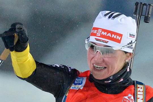 Andrea Henkel jubelt über WM-Medaille Nummer 16.