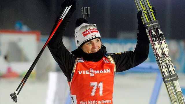 Andrea Henkel freut sich über ihre Silbermedaille bei der WM.