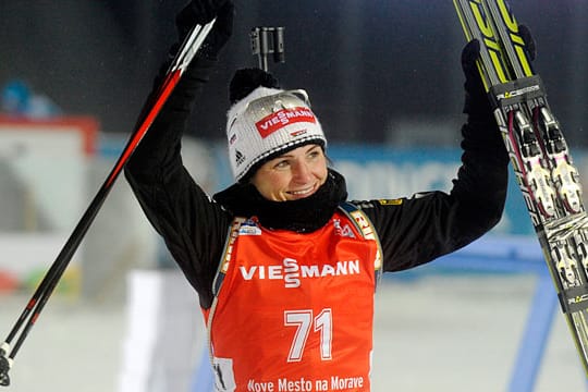 Andrea Henkel freut sich über ihre Silbermedaille bei der WM.