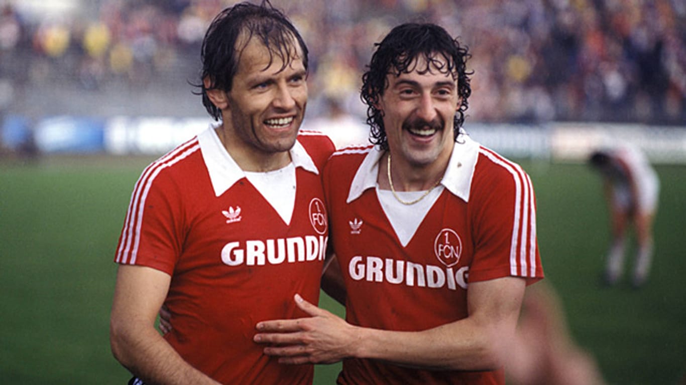 Die Firma Grundig war in den 1970er Jahren Trikot-Sponsor des 1. FC Nürnberg - hier tragen Georg Volkert (li.) und Franz Oberacher das Dress.