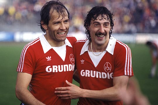 Die Firma Grundig war in den 1970er Jahren Trikot-Sponsor des 1. FC Nürnberg - hier tragen Georg Volkert (li.) und Franz Oberacher das Dress.