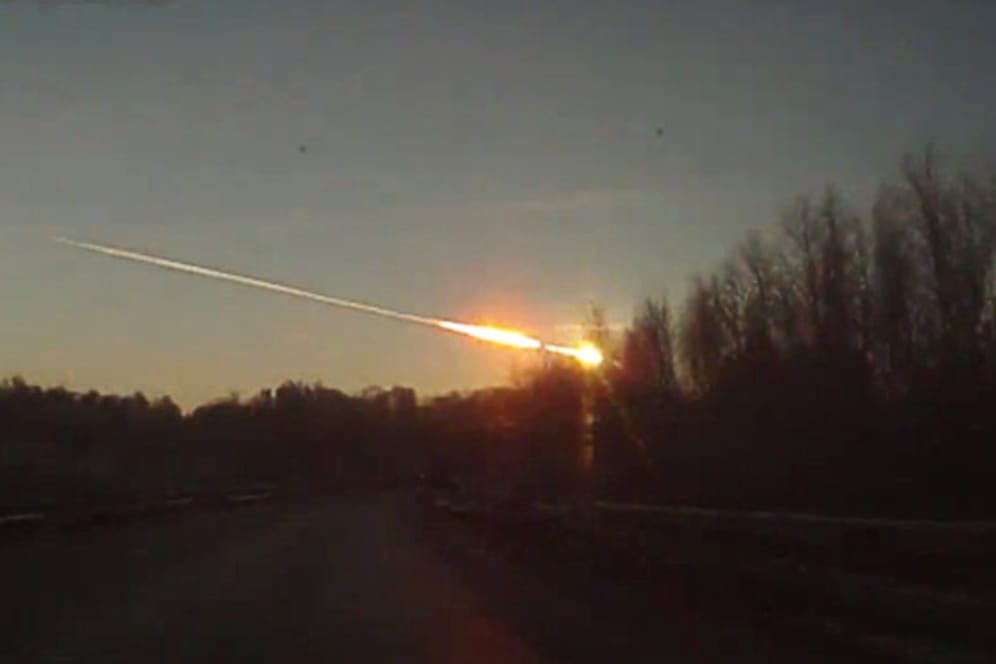 Eine Amateurkamera fängt den Schweif eines der Meteoritensplitter im Ural ein.