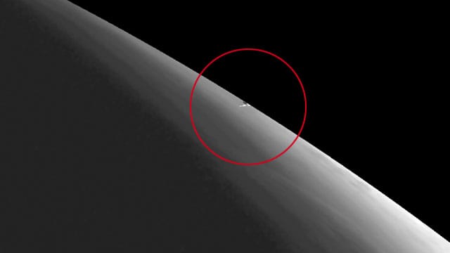 Der Wettersatellit Meteosat 10 hat den Meteoriten kurz vor dem Eintritt in die Atmosphäre gefilmt. Der Wettersatellit Meteosat 10 hat den Meteoriten kurz vor dem Eintritt in die Atmosphäre gefilmt.