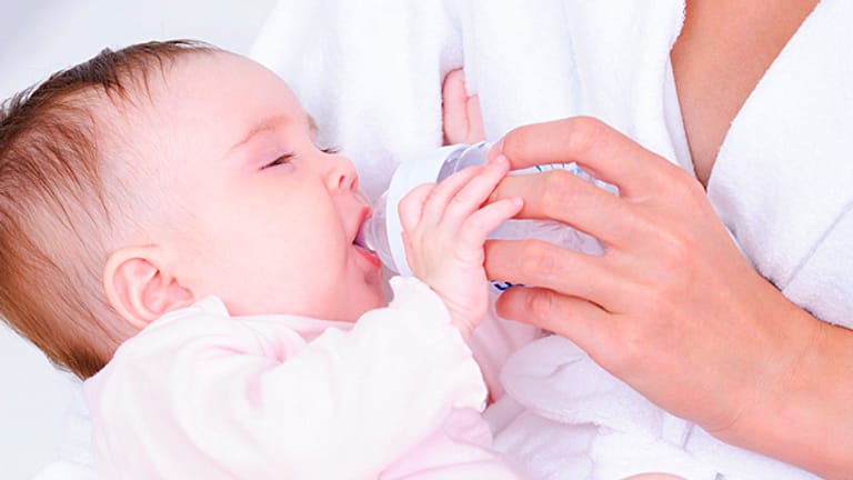 Stillprobleme: Wenn Stillen Schmerzen bereitet, kann man Muttermilch abpumpen und im Fläschchen geben.