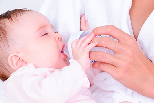 Stillprobleme: Wenn Stillen Schmerzen bereitet, kann man Muttermilch abpumpen und im Fläschchen geben.