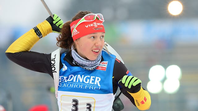 Laura Dahlmeier trifft in ihrem ersten WM-Rennen alle zehn Scheiben.