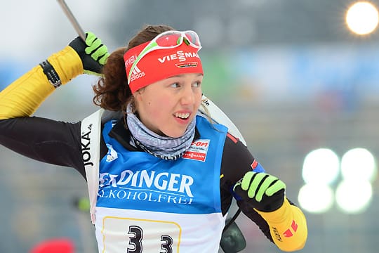 Laura Dahlmeier trifft in ihrem ersten WM-Rennen alle zehn Scheiben.