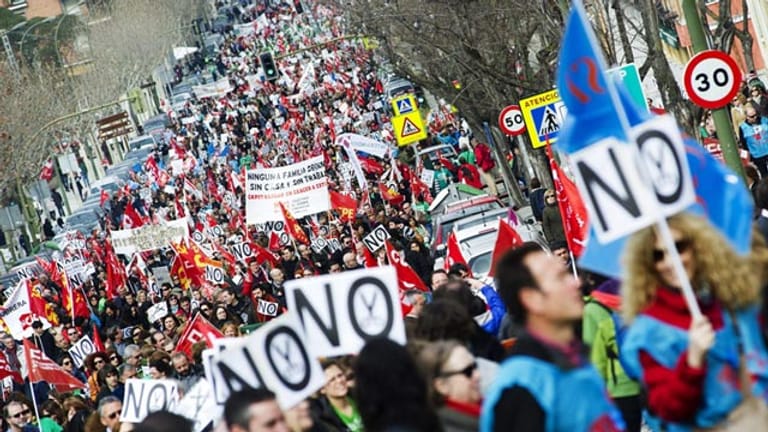 Protestzug im spanischen Toledo am Samstag: Rund 25.000 Menschen sollen es hier gewesen sein, die gegen Kürzungen und für Arbeitsplätze demonstriert haben