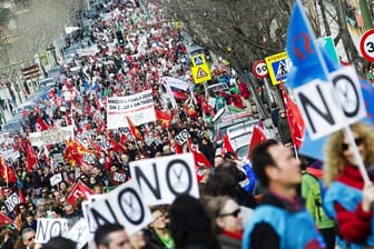 Protestzug im spanischen Toledo am Samstag: Rund 25.000 Menschen sollen es hier gewesen sein, die gegen Kürzungen und für Arbeitsplätze demonstriert haben