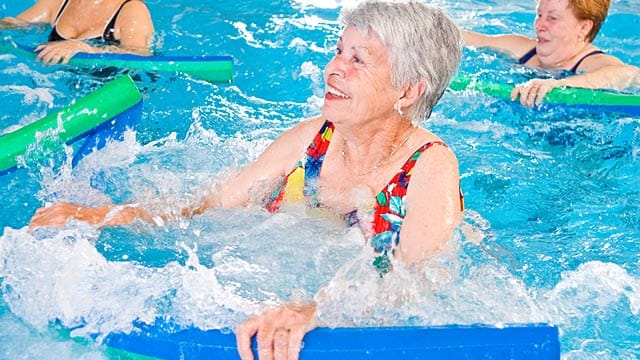 Wassergymnastik hilft, die Koordination zu verbessern