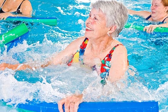 Wassergymnastik hilft, die Koordination zu verbessern